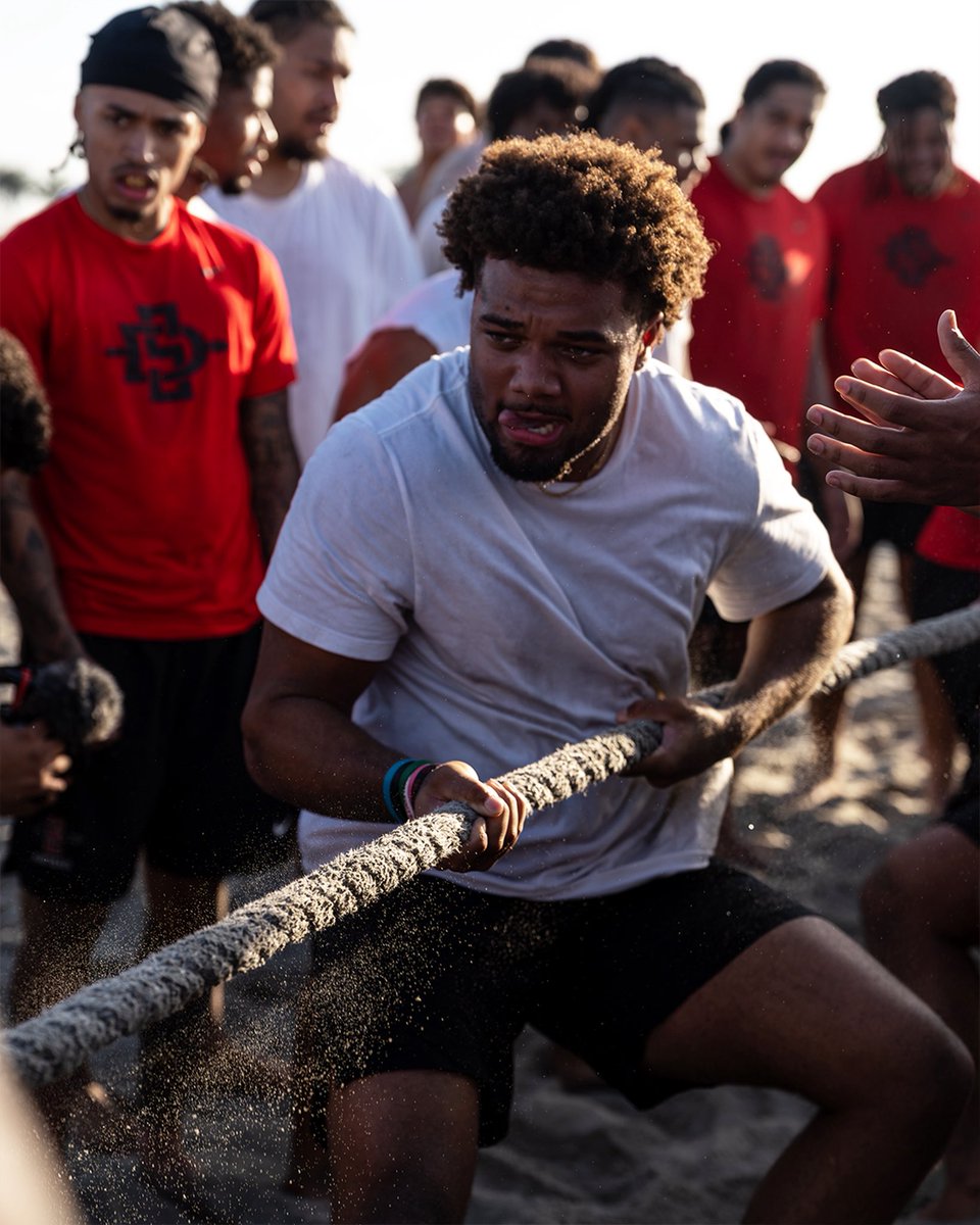 AztecFB's tweet photo. Beach front office for the day 💪🌊

#AztecFAST 🍢 x #BeTheA1pha 🐺 x #TheClimb📈 https://t.co/uzQIPu6iKa