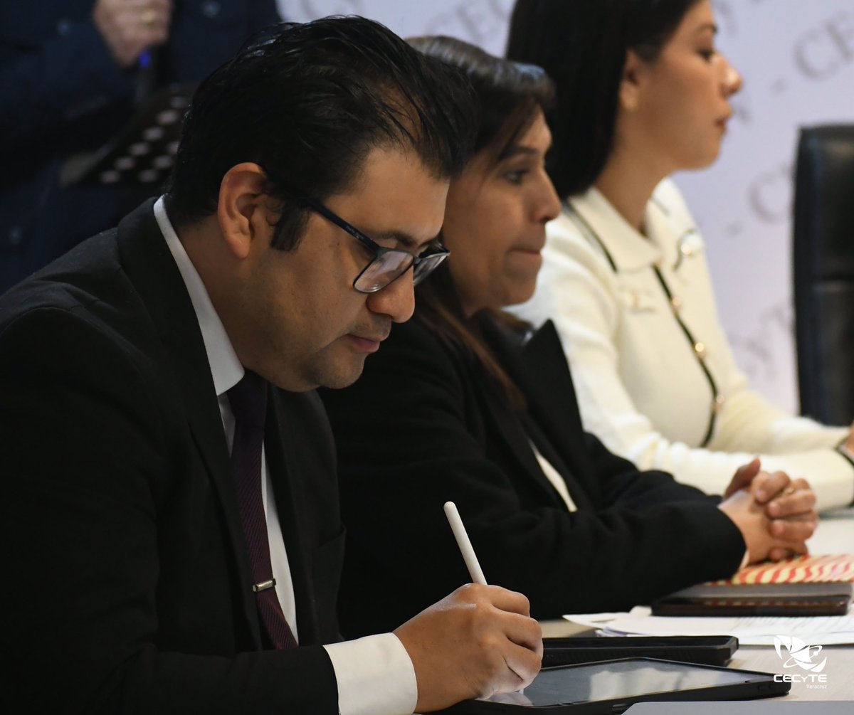 cecytev's tweet photo. 📚✨ Primera Reunión Estatal de Academias 2026 ✨📚
El día de ayer se llevó a cabo la primera reunión estatal de academias 2026, en la cual se dialogó sobre la forma de trabajo y las estrategias que se implementarán a lo largo del curso escolar 🗂️🤝 https://t.co/UJxjBb3R8j