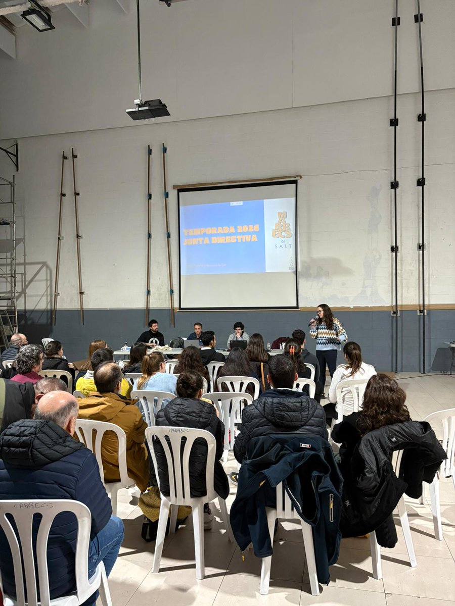 Avui hem celebrat l'assemblea d'inici de temporada, amb l'elecció de les noves juntes tècnica i directiva. Com a cap de colla repeteix en Pau Caravaca (<a href="/lepeus/">lepe de LePeus</a>) i com a presidenta s'ha escollit la Paula Crosa, "40". Encetem l'any del 30è aniversari! 💙
#castells #30anysblauter