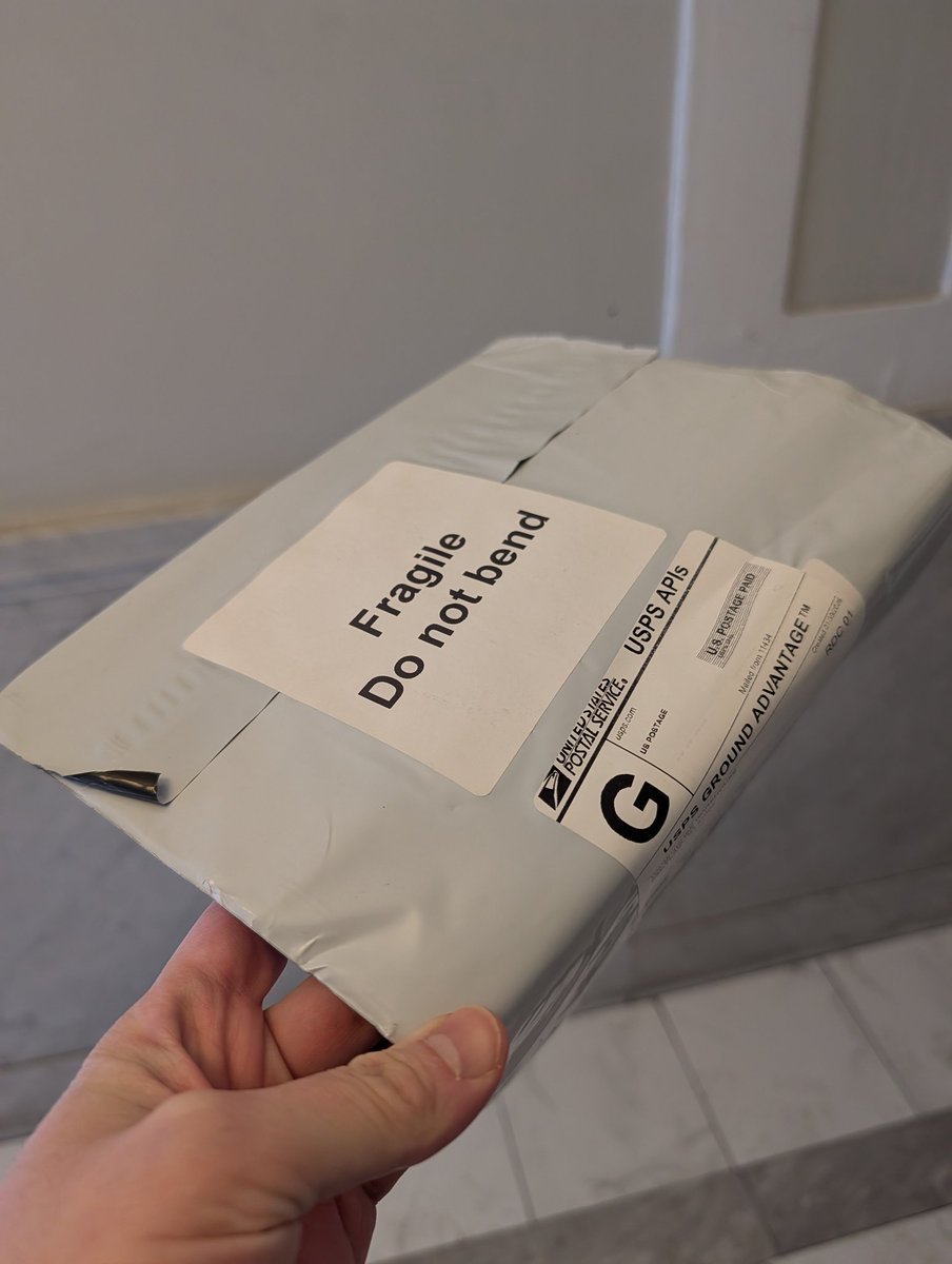 therealwormpix's tweet photo. Come on @USPS, do better https://t.co/rrlKXxN8NG
