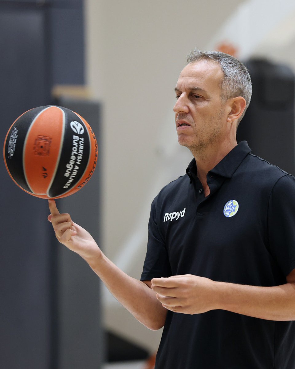 יש אוהד מכבי שפוי שלא חושב שצריך לתת לו חוזה?

חוזה עכשיו.