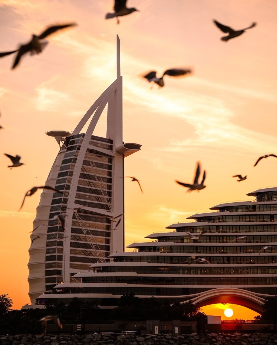 Der perfekte Sunset. 🌇 

Verbring den Sonnenuntergang am Strand und genieße diese Aussicht. 🧡 

📍 Jumeirah Burj Al Arab

📸 IG/ thani.y

#VisitDubai