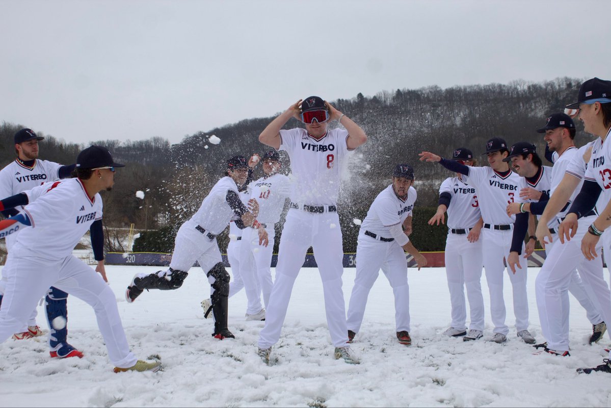 VHawkBaseball's tweet image. 𝙐𝙉𝙄𝙁𝙊𝙍𝙈. 𝙍𝙀𝙑𝙀𝘼𝙇𝙀𝘿. ❄️
.
.
.
#HawkFlock