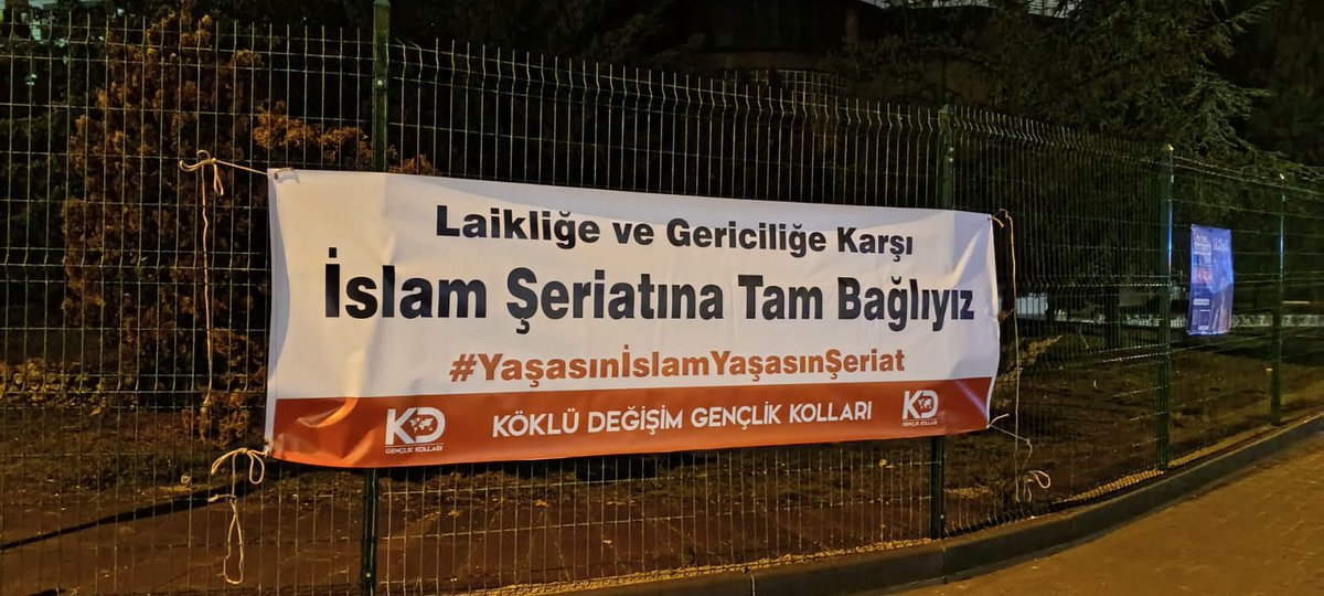 kdgenclik's tweet photo. İslam Gençliği Şeriat'a Sahip Çıktı 

Köklü Değişim Gençlik Kolları, İslam düşmanı sol örgütlerin Keçiören'de İslam'a hakaret içerikli yürüyüşüne tepki olarak "İslam'a ve Şeriatı'na" sahip çıkacağını deklare eden pankartları dört bir yana astı. 

#YaşasınİslamYaşasınŞeriat https://t.co/lPHeyP9D20