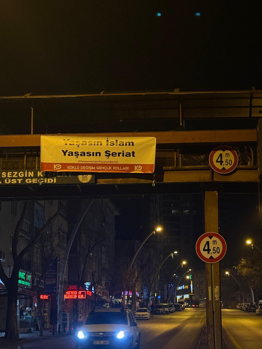 kdgenclik's tweet photo. İslam Gençliği Şeriat'a Sahip Çıktı 

Köklü Değişim Gençlik Kolları, İslam düşmanı sol örgütlerin Keçiören'de İslam'a hakaret içerikli yürüyüşüne tepki olarak "İslam'a ve Şeriatı'na" sahip çıkacağını deklare eden pankartları dört bir yana astı. 

#YaşasınİslamYaşasınŞeriat https://t.co/lPHeyP9D20