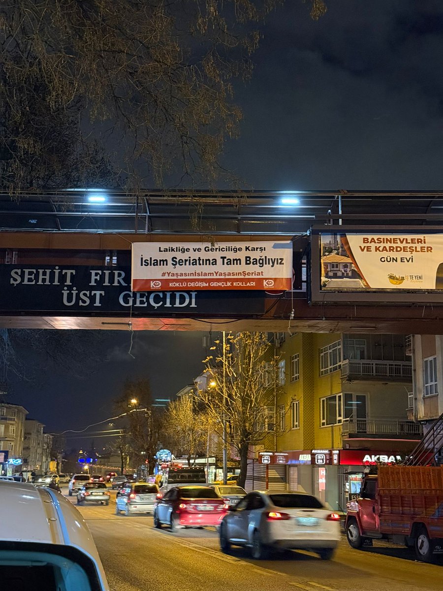 kdgenclik's tweet photo. İslam Gençliği Şeriat'a Sahip Çıktı 

Köklü Değişim Gençlik Kolları, İslam düşmanı sol örgütlerin Keçiören'de İslam'a hakaret içerikli yürüyüşüne tepki olarak "İslam'a ve Şeriatı'na" sahip çıkacağını deklare eden pankartları dört bir yana astı. 

#YaşasınİslamYaşasınŞeriat https://t.co/lPHeyP9D20