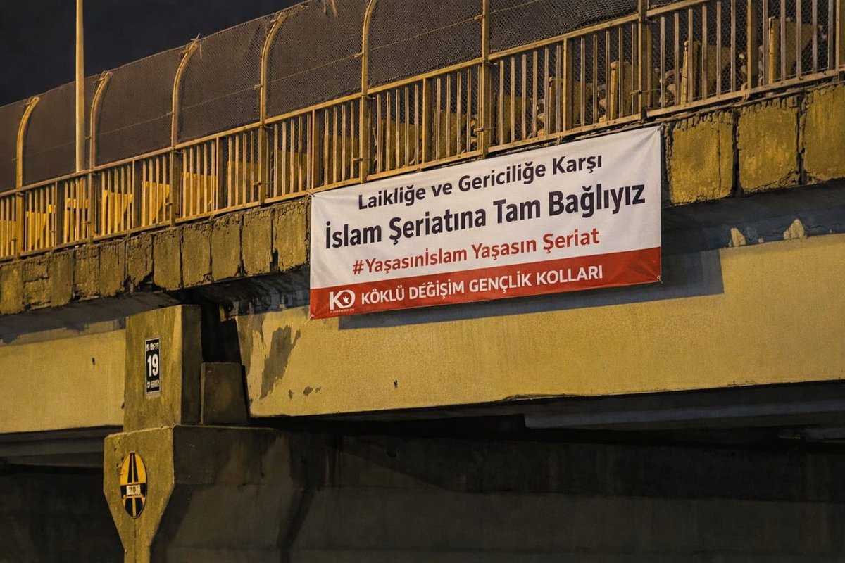 İslam Gençliği Şeriat'a Sahip Çıktı 

Köklü Değişim Gençlik Kolları, İslam düşmanı sol örgütlerin Keçiören'de İslam'a hakaret içerikli yürüyüşüne tepki olarak "İslam'a ve Şeriatı'na" sahip çıkacağını deklare eden pankartları dört bir yana astı. 

#YaşasınİslamYaşasınŞeriat