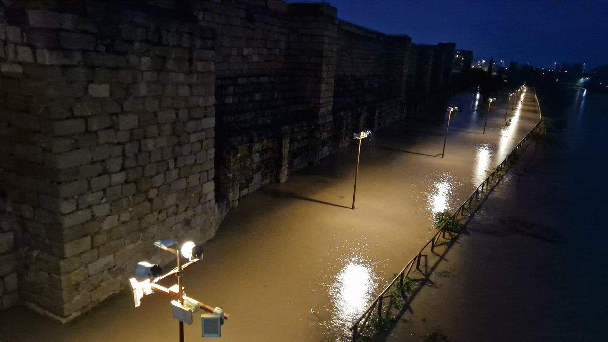 HistoriaRomana's tweet image. 🌊🫷🏻El dique romano de Augusta Emerita entra en acción🌊🫷🏻

La crecida del río Guadiana a su paso por Mérida ha elevado el nivel del agua hasta el dique que protege la ciudad desde hace 2000 años

Dato curioso, sobre él se asienta la alcazaba árabe, la más antigua de la península