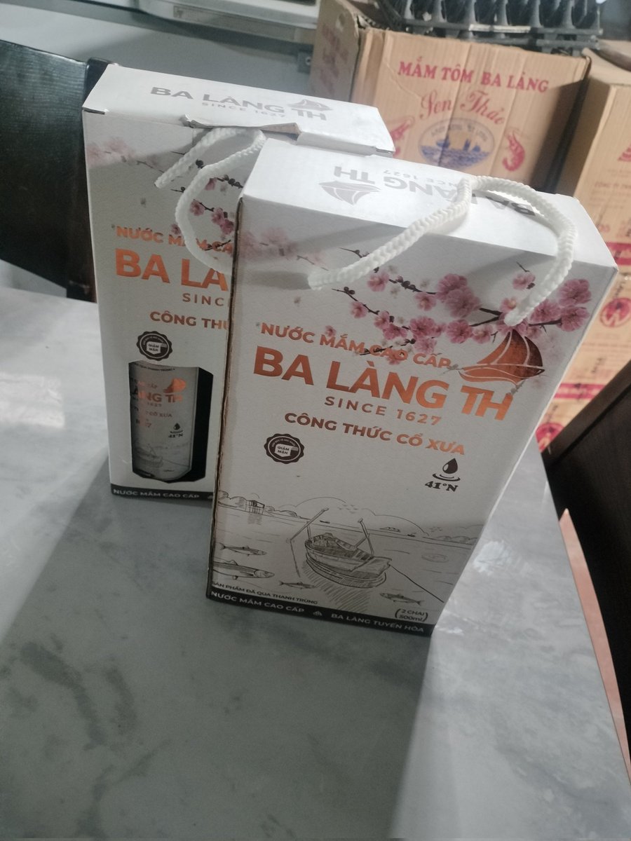 Những ngày cuối năm, khi cái lạnh khe khẽ len vào từng góc phố, được nhận một món quà Tết từ người thân, bạn bè hay đối tác bỗng thấy lòng ấm áp hơn rất nhiều.

 Món quà có thể không quá lớn, nhưng chứa đựng sự quan tâm, lời chúc một năm mới bình an,