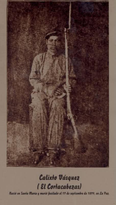 histohonduras's tweet photo. Un día como hoy, 6 de febrero, en la #HistoriadeHonduras
🇭🇳 1878. Es formalmente acusado Calixto Vásquez, conocido como “El Corta Cabezas”, líder indígena que movilizó a más de 3,000 hombres en rebelión contra el gobierno del presidente Marco Aurelio Soto.

Se le imputan ocho delitos graves, entre ellos: Asesinato de varias personas, subasta ilegal de propiedades, invasión de pueblos, resistencia armada a las fuerzas del Gobierno de Honduras y asalto al cuartel de la ciudad de La Paz.

Esta acusación se enmarca en la Reforma Liberal (1876-1883), impulsada por el presidente Marco Aurelio Soto y su primo el ministro Ramón Rosa. Bajo el lema de “Orden y Progreso”, este proyecto modernizador promovió la expropiación y venta de tierras ejidales y comunales —muchas de ellas indígenas— para fomentar la agricultura de exportación y la inversión extranjera.

Calixto Vásquez emergió como un caudillo de resistencia, oponiéndose específicamente a la venta de las tierras ejidales en San Francisco de Similatón (actual municipio de Cabañas, departamento de La Paz).

Su movimiento no fue simple bandolerismo, sino una rebelión popular contra un modelo económico que despojaba a las comunidades campesinas e indígenas de sus medios de vida tradicionales.

La rebelión alcanzó tal magnitud que, para su captura, fue necesaria una coalición militar sin precedentes, que unió a los ejércitos de Honduras, El Salvador y Guatemala, demostrando la preocupación regional que generaba este tipo de revueltas sociales.

La historia de este personaje ha sido llevada al cine en la película hondureña titulada “Bandolero”.