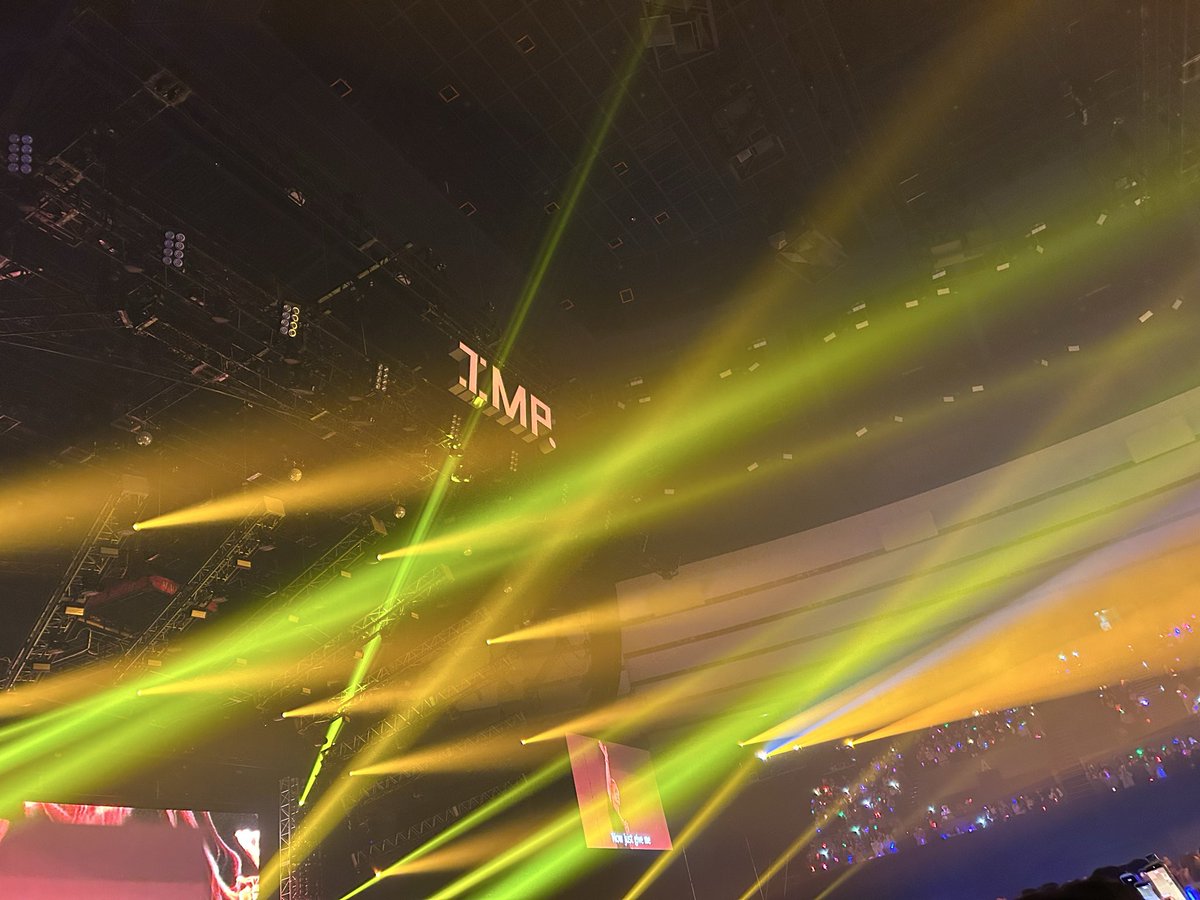 moco5728's tweet photo. 広島昼夜入り、人生で初めての確定ファンサを頂けました。新くんと目が合って写真のうちわを指さしたら、腰を屈めてしっかり読んでくれ、うなずいて「任せろ！」と胸をポンポンと叩いてくれました。ピンキーの皆さん、新君が約束してくれましたよ！新様の言う事は～？
#MAGenter_広島Day2
#IMP. https://t.co/yEi6n3Dchy
