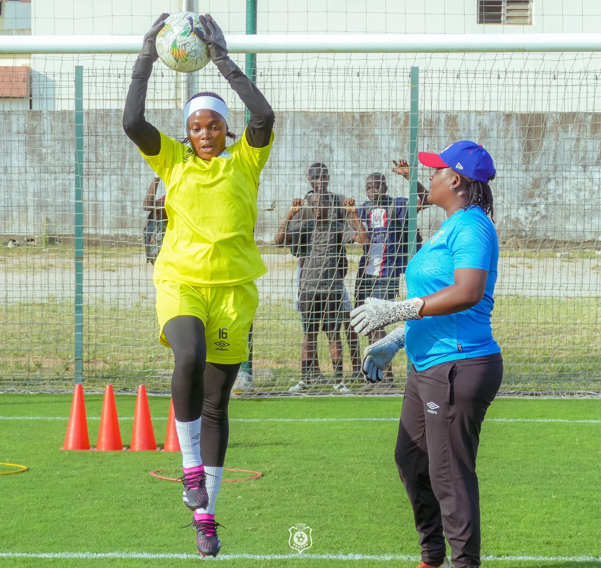 FecofaRdc's tweet photo. [Éliminatoires Mondial Pologne 2026 U20  Dames]

Deuxième session d'entraînement de nos Léopards au terrain du lycée moderne de Cocody.

#FecofaRdc #FIFAU20W #CITRDC #Preparation https://t.co/Ij99o51dxX