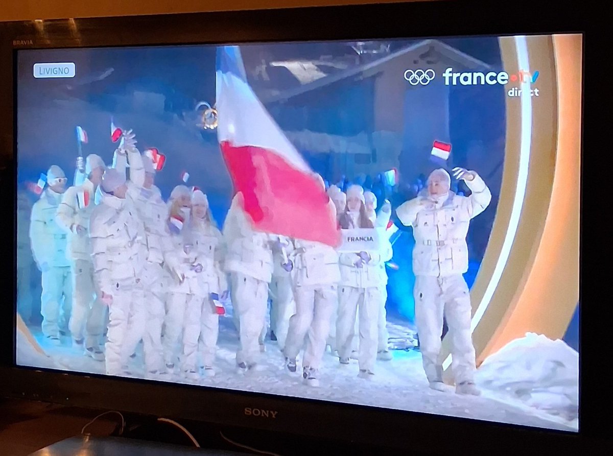 La délégation française 🇲🇫 est arrivée avec nos porte drapeaux Clément Noël et Chloe Trespeuch. #MilanoCortinaOlympic2026