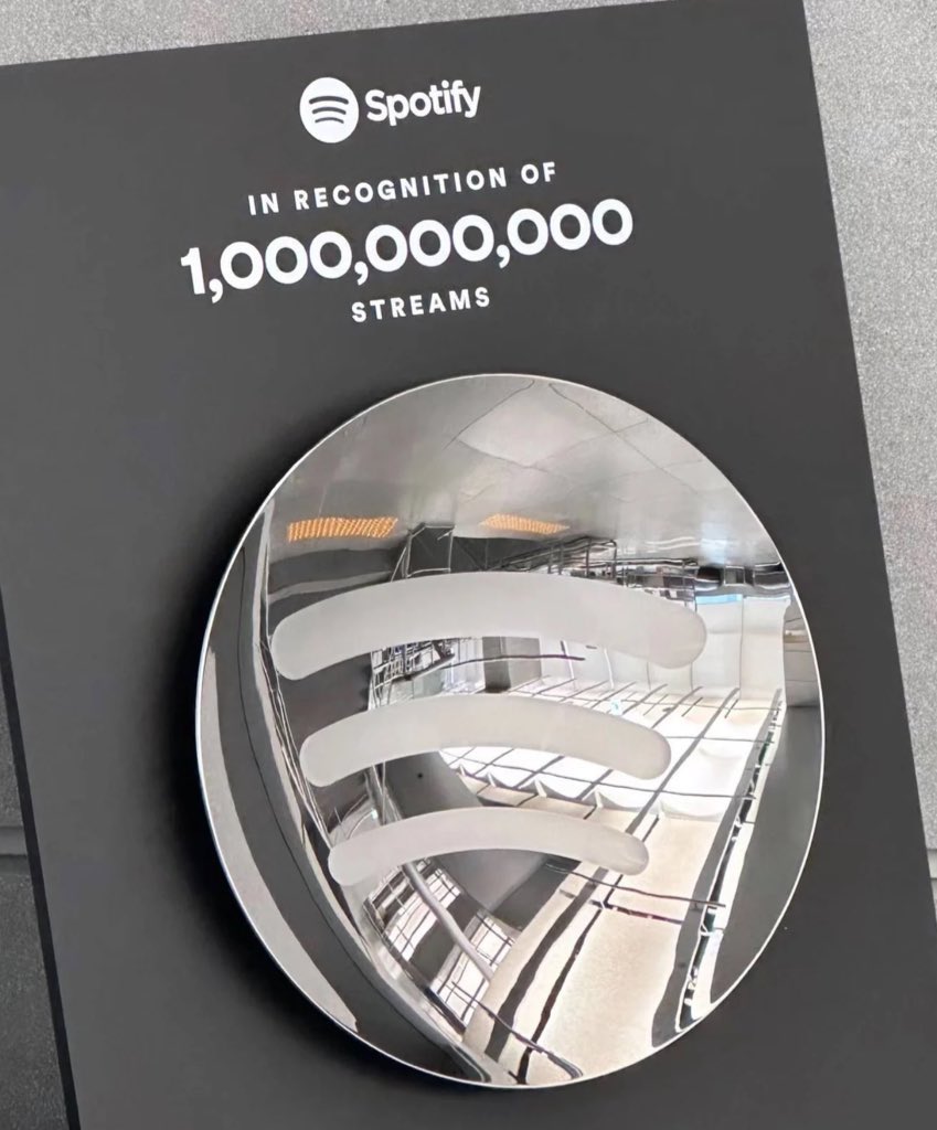 GreySheryce's tweet image. I’m:

⚪️ Single

⚪️ In a relationship

🔘 obsessed with GETTING JIN A 1B PLAQUE FOR DSYLM