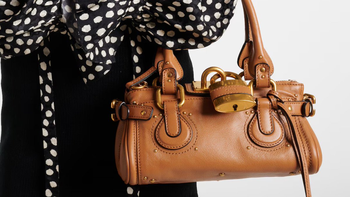 shop_lxuri's tweet photo. Get ahead of style with the Fall/Winter 2025 Handbag Trends Report! 👜 From standout silhouettes to must-have finishes, see the pieces that’ll define the season.
Discover more: https://t.co/y6uqjYlj6f
#FW25 #HandbagTrends #FashionForecast #LuxuryStyle #LXURI #handbag #chloé https://t.co/eSdwmk6v7i