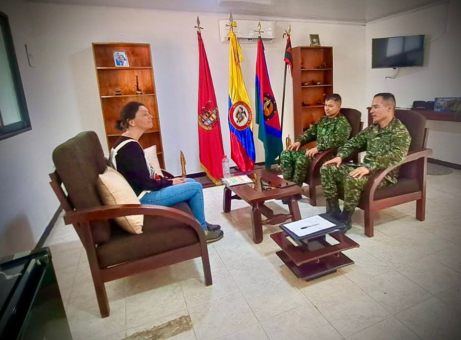 ftc_omega's tweet photo. El Batallón de Despliegue Rápido N.º 31 del @COL_EJERCITO sostuvo una reunión interinstitucional con funcionarios del @CICR_co en Vista Hermosa, #Meta, para fortalecer la protección de la población civil y la coordinación humanitaria en el área de operaciones. 🤝

#RespetamosDDHH https://t.co/Tw0EDdvBYl