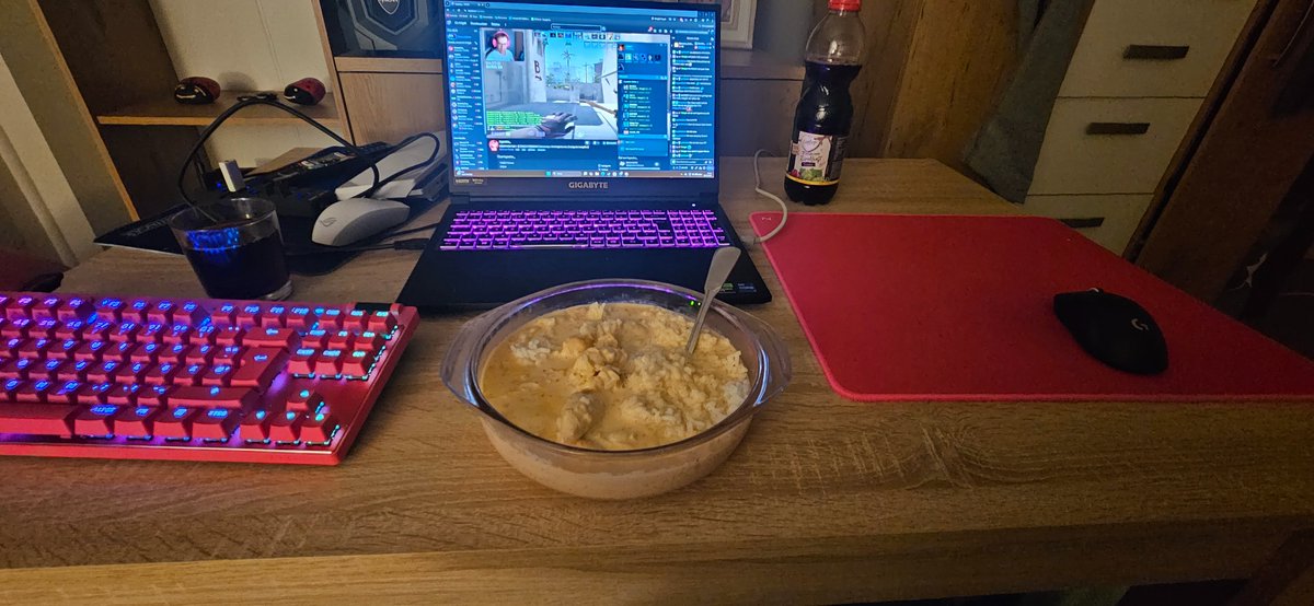 LuckYc_s's tweet photo. Gegen @hyped_cs zu gamen war zu wild da musste man sich erstmal abkühlen....🥶

Jetzt erstmal dick was essen... https://t.co/nhRJtmyaXF