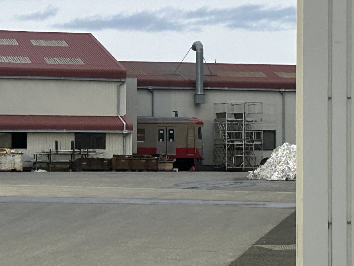 時間あったから近江鉄道の車庫行ったら元2000系が赤電になってた
元西武民としてこれは期待大

(もちろん車庫敷地外から)