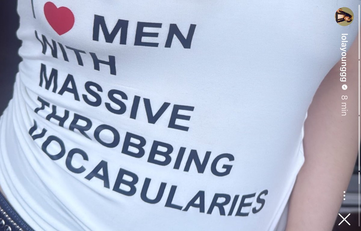 Lola young simplesmente aparecendo com A camiseta mais caótica possível

“eu ❤️ homens com vocabulários enormes e pulsantes”