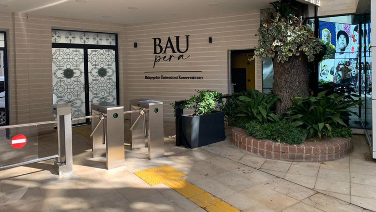 📌Oyunculuğu derinleştirmeye yarayan Eric Morris Tekniği, temel eğitim için fazla kişisel, riskli ve kontrolsüz olarak biliniyor. 

💥BAU’da yaşananlar ise bir konservatuvar eğitimine uygun düşmüyor.

aydinlik.com.tr/haber/bauda-bi…