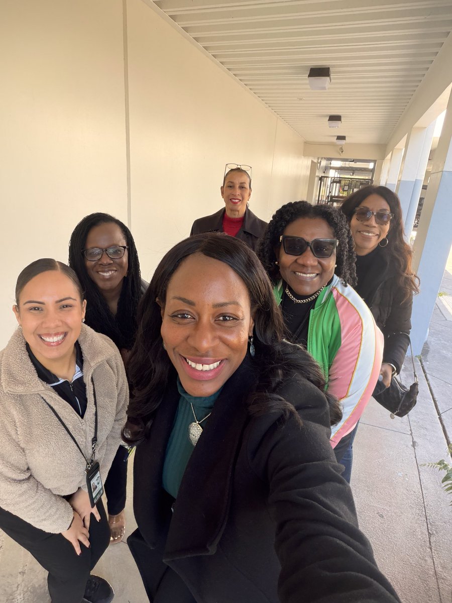 DrKFried's tweet image. Awesome collaborative visit at Everglades High School! ✨

Students are engaged in career-connected Innovative Programs through the Fire Academy, Exercise Science, Project Red (Engineering &amp;amp; Design), FBI/Law Enforcement Academy and an exciting Applied Cybersecurity pathway.