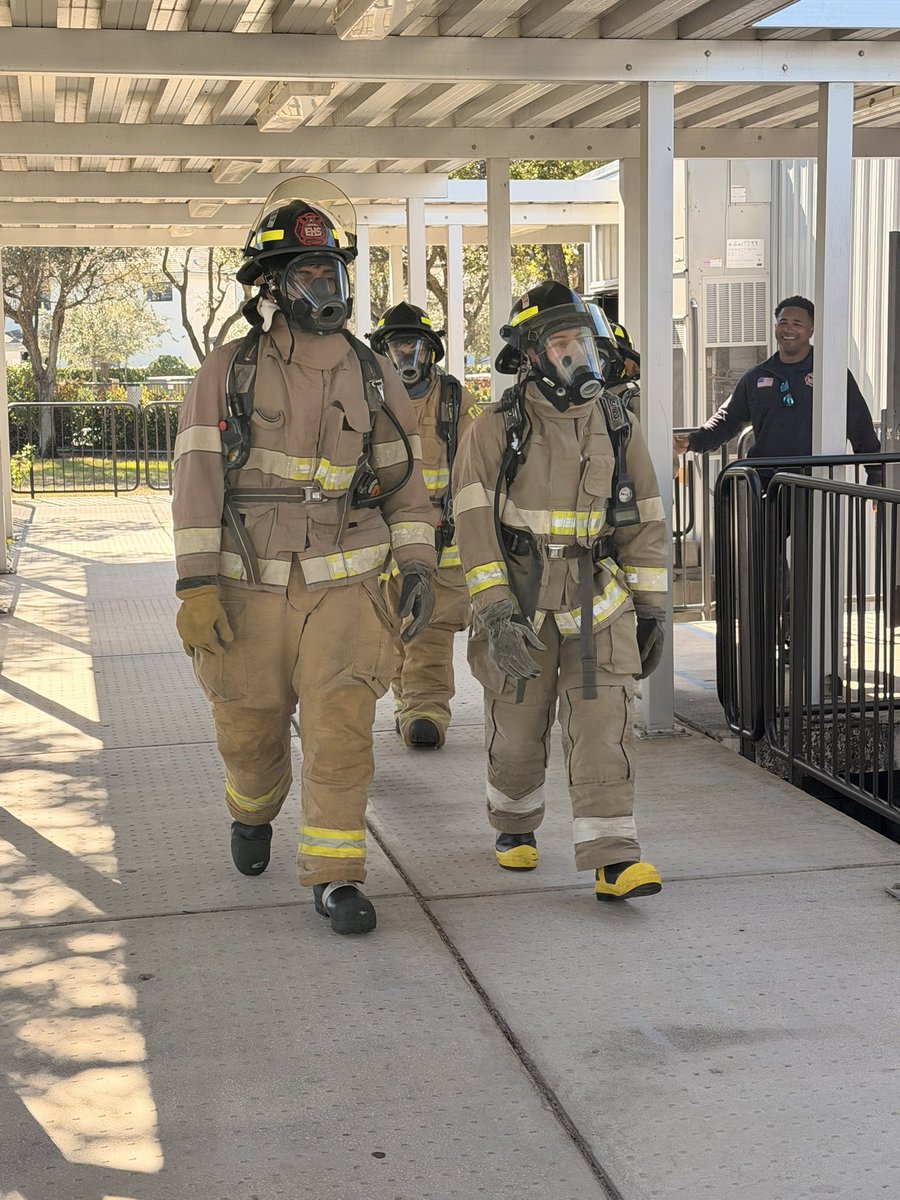 DrKFried's tweet image. Awesome collaborative visit at Everglades High School! ✨

Students are engaged in career-connected Innovative Programs through the Fire Academy, Exercise Science, Project Red (Engineering &amp;amp; Design), FBI/Law Enforcement Academy and an exciting Applied Cybersecurity pathway.