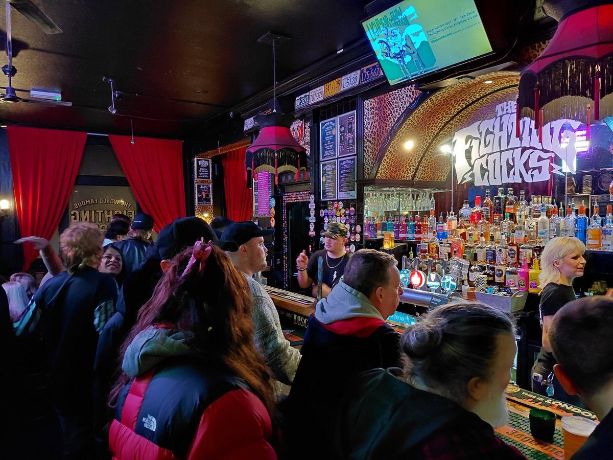 Juzza07's tweet photo. Good evening Kingston!

Doing the old Kingston 1-2: The Albion for ale and The Fighting Cocks for metal.

#gelovejuzza07
#thealbion
#thefightingcocks https://t.co/iYtOSuvtoO