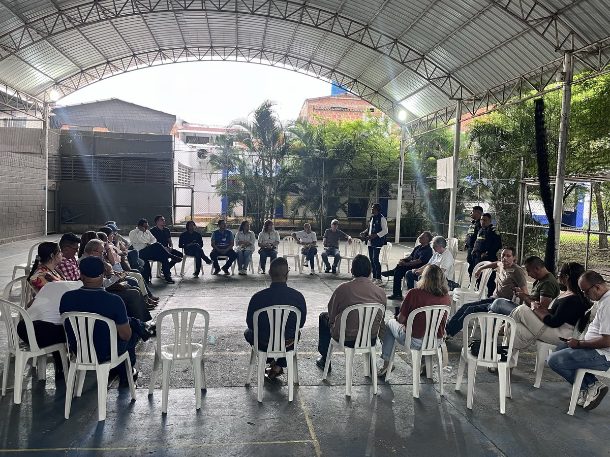 Hoy convocamos reunión de seguridad
Con todas las JAC de la #Comuna19 
Los H.Ediles, la jefa de oficina del Cali19 y la <a href="/SeguridadCali/">Seguridad y Justicia</a> estuvimos recibiendo las priorizaciones de cada barrio presente .
El enlace Waldir llevará cada requerimiento y se plasmará en un plan de acción