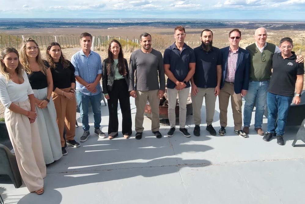 MÁS MERCADOS, MÁS TRABAJO, MÁS OPORTUNIDADES PARA NUESTRA PRODUCCIÓN

Esta semana recibimos en la provincia a una delegación empresarial de Kuwait que, junto a productores locales, desarrolló una agenda comercial centrada en el sector ovino, para conocer de primera mano las