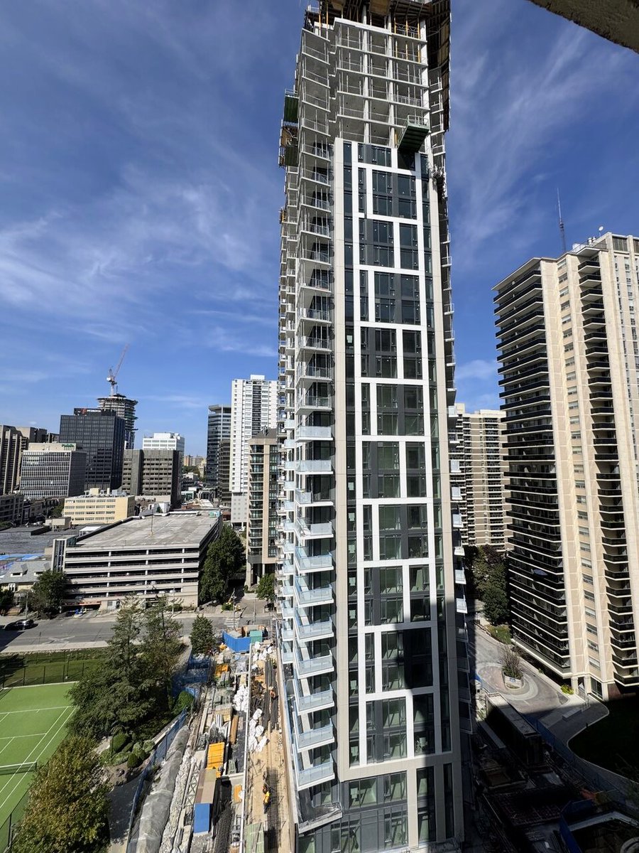Urban_Toronto's tweet image. Cladding installation is now nearing the finish line for the now topped-out Rosehill Tower in Toronto's Deer Park neighbourhood. urbantoronto.ca/news/2026/02/r…

#Toronto #architecture #condos #construction