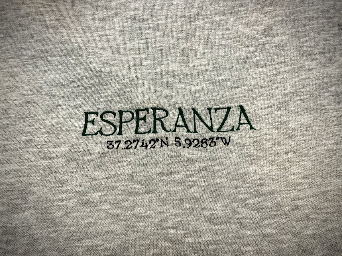 🤩 Al mal tiempo y las borrascas, ¡sudaderas!

👕 Continuamos dándole forma a nuestro proyecto de merchandising, en esta ocasión, con esta colección de sudaderas.

Siempre con nuestros tituales presentes y ese bendito domingo de ramos mágico, como no podía ser de otra forma.