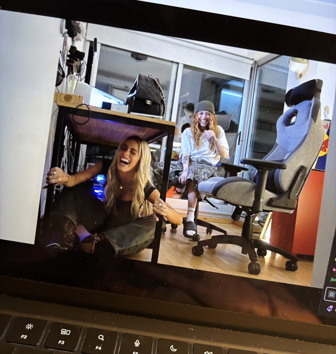 tini abajo del escritorio de luli gonzález ni en sus mejores sueños