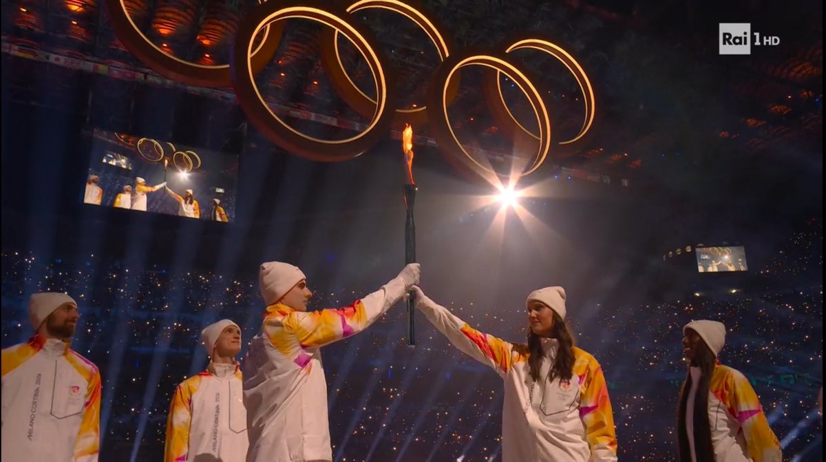 Anna Danesi, Capitana della nazionale italiana di pallavolo femminile campione olimpica e mondiale, passa la fiaccola a Simone Giannelli capitano della nazionale campione del mondo. Quanta importanza ha per me questa immagine, ho pianto 🇮🇹❤️