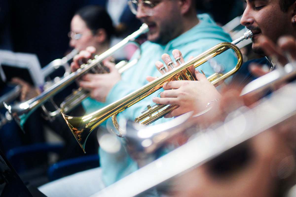 AMRedencion's tweet photo. Efectivamente, nuestra visita era @saxofoncho , ha hecho un poco de las suyas… @bctpasoespe .

“El día del Señor” junto a… “Por siempre de ti”, dedicada a nuestra querida @cruzlavictoria y primera marcha propia de su autoría para Sevilla, aterrizan en nuestras partituras.

Pronto las podréis disfrutar…

#RedencionporSevilla 🎼