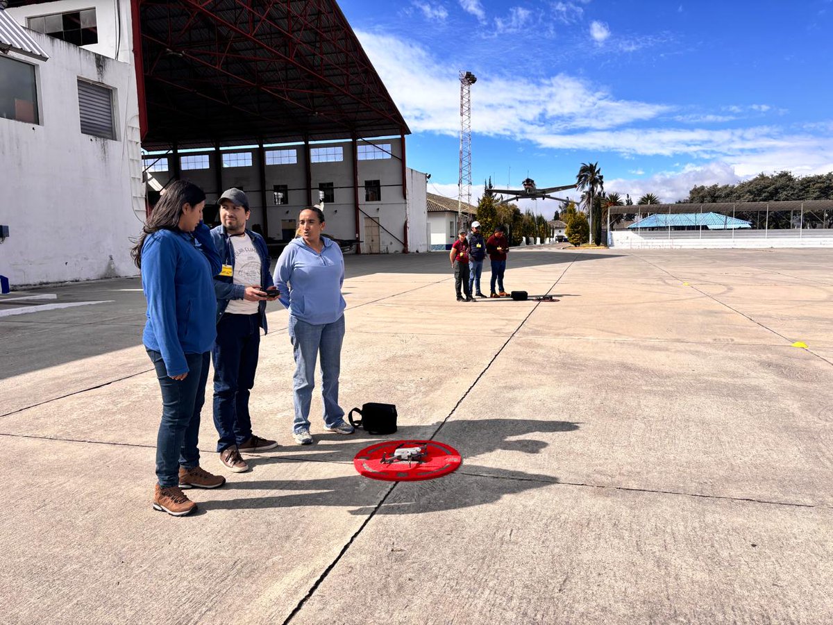 PNUDLAC's tweet photo. 📍🌾 Drones + buenas prácticas = decisiones mejor informadas en el campo

🇪🇨  En Ecuador, más de 240 productores, productoras y técnicos agrícolas 🌱 se capacitaron para usar drones en agricultura de precisión de forma segura.

Lee la nota 🔗 https://t.co/fhLSGc47aq

@PNUDEcuador https://t.co/Probza72rA