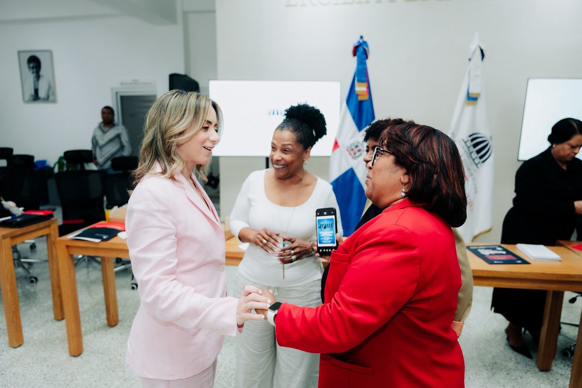 Escuchar a las mujeres del territorio es clave para transformar realidades. En una jornada del <a href="/MMujerRD/">Ministerio de la Mujer República Dominicana</a> realizamos un diálogo con las gobernadoras; conversamos sobre las barreras que aún enfrentan mujeres y niñas, y también sobre los avances que ya están marcando la diferencia