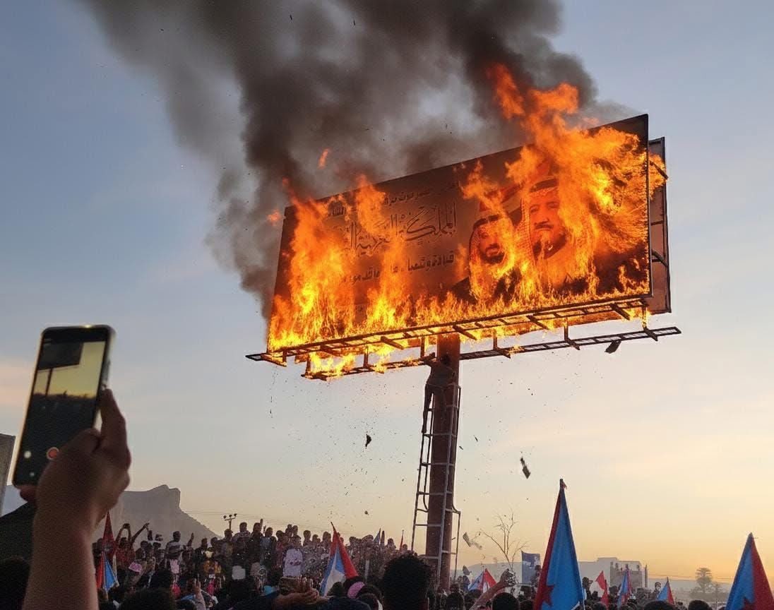 السعوديين قرأوا تاريخ الجنوب من "كتالوج" خاطئ!
معادة الرئيس #عيدروس_الزبيدي ليست مجرد سقطة سياسية، بل هي "خطيئة استراتيجية" كشفت لمن اتخذها حجم القائد الذي تربع في قلوب الشعب قبل أن يتربع على منصة القيادة
واليوم خسرتوا الشعب!
تعازينا لمن راهن على إحراق كرت الرمز، فأحرق نفسه🤷🏻‍♂️🔥