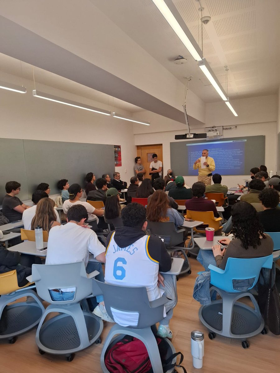 ibero_economia's tweet photo. Muy agradecidos con Marcelo (@Marcelo_WB ) por tan interesante presentación para nuestros estudiantes sobre deuda pública.👏

¡Tuvimos el espacio lleno! 🎊

#OrgulloIBERO #Economía #IBERO https://t.co/txoFOG8xQR