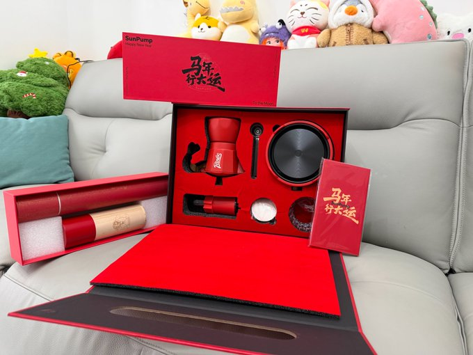 efe206925896290's tweet image. 昨天收到 #sunpump 寄来的新春周边

质感确实不错，这个配色放在家里很显眼，也很应景，毕竟快到情人节了，感谢 @justinsuntron 和@OfficialSUNio 的心意

喝着咖啡顺便看了一下他们正在搞的这个情人节接力赛，规则设计得有点意思。