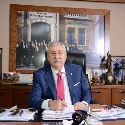 Sayın Bendevi Palandöken,
Staj ve çıraklık yapan milyonlarca emekçi çocuk, fiilen çalıştıkları halde sigorta başlangıcı sayılmayan yılların bedelini bugün hâlâ ödüyor.
Alın teri var, emek var; ama adalet yok.
Esnafın ve emekçinin sesi olan bir isim olarak bu mağduriyete sessiz