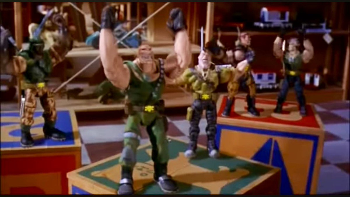 スモール・ソルジャーズ

軍事技術を用いて設計された意思を持つアクションフィギュア😳
それは大ヒット間違いないはずだったが…

思わず手に取りたくなる精巧なフィギュア達が魅力的な痛快アクションアドベンチャー✨
随所に盛り込まれた笑いや名作映画オマージュ、終盤の攻防戦が面白い🤣ww
好き😍