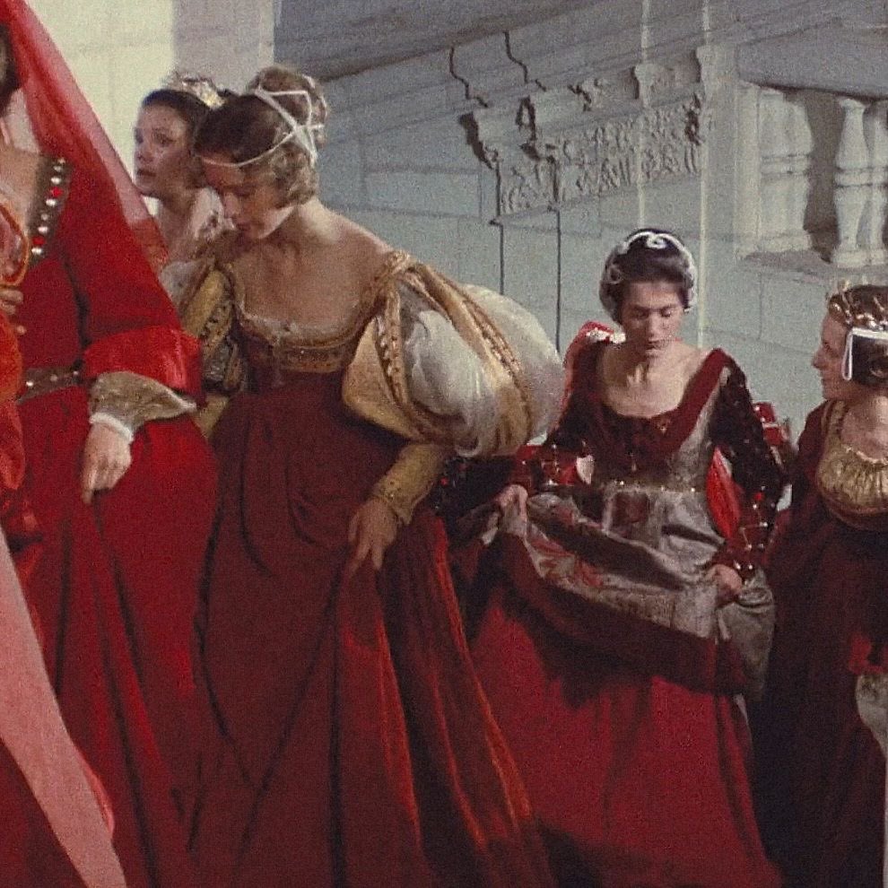 everrhae's tweet image. the court of Queen Vaelys Targaryen