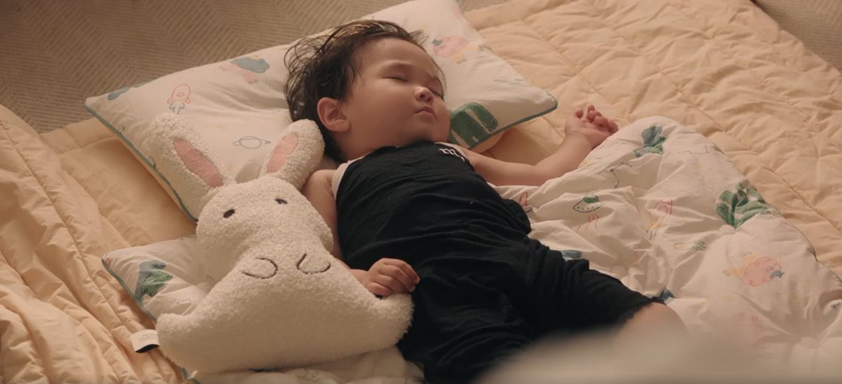 بعد ما دمر البيت و لعب بنفسيتها نام بكل براءة