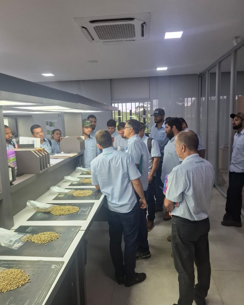 coocafebr's tweet photo. 🚀 Força, foco e alinhamento constante. A alta performance geradora de resultados sólidos.

No "Workshop Comercial Café: O Poder da Transformação", reforçamos processos de ponta, tecnologias inovadoras e, principalmente, o papel de um time brilhante, conectado e estratégico. https://t.co/MLKUHy5Y2B