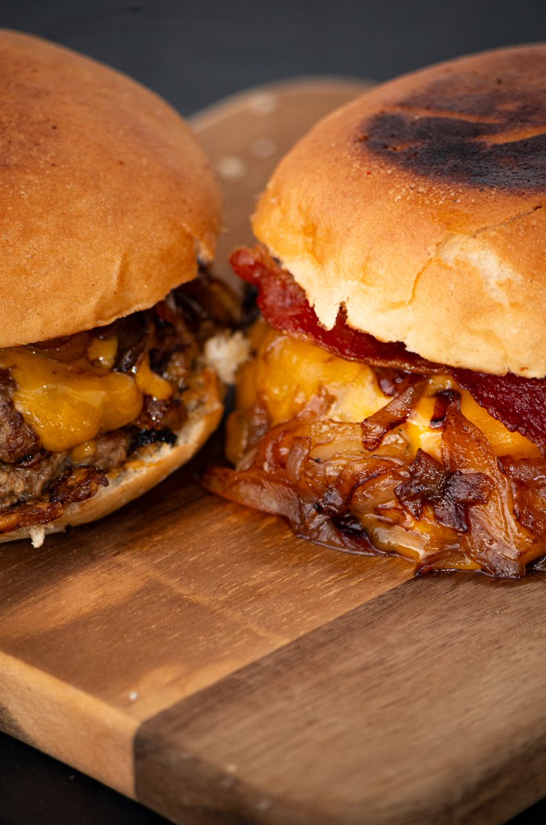 raspandomuebles's tweet photo. Nunca creí que terminaría de parrillero haciendo hamburguesas.

Quizá porque nunca lo planteé como ahora, que decidimos arrancar el 2026 con un proyecto bien definido: Hacer la mejor smash burger de Culiacán.

Es simple: Carne de verdad, Queso de verdad, para el hambre de verdad. https://t.co/f78FlT8J9j