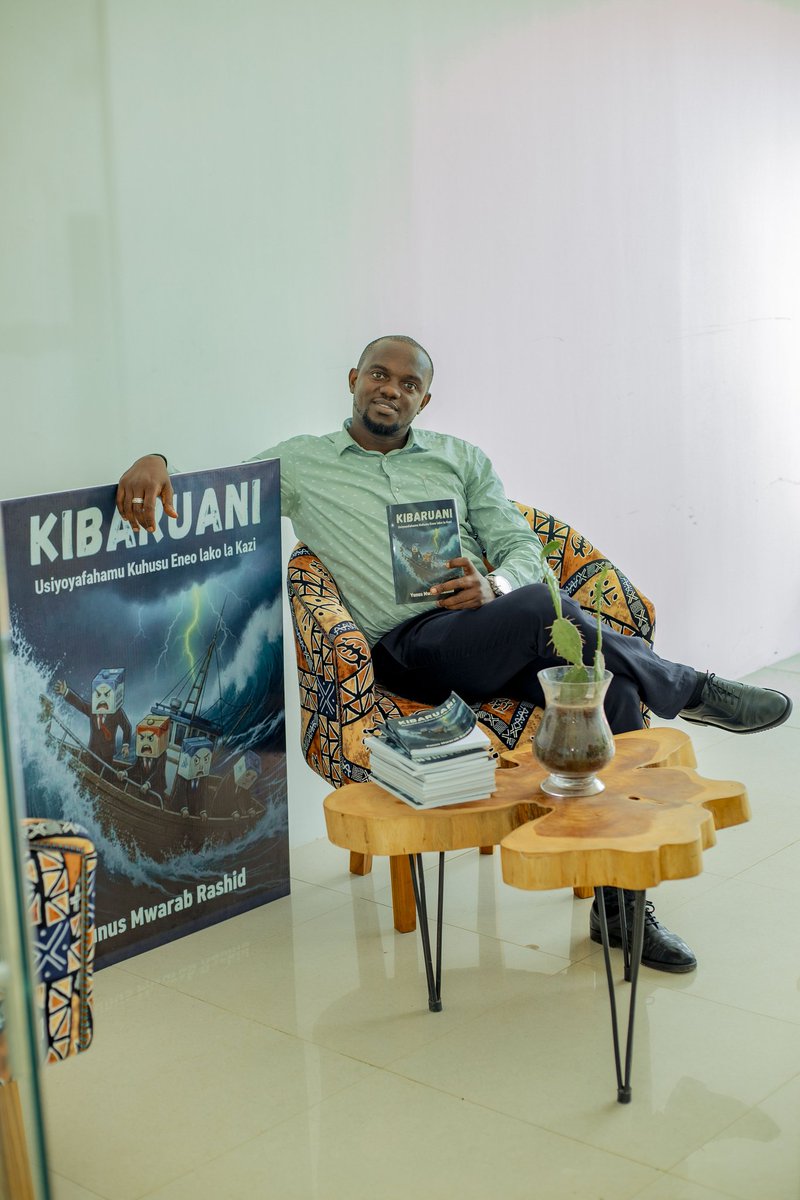 Yunusmwarab's tweet photo. Kibaruani, kioo ambacho wengi wamejiangalia na kujiona na kuona wengine.

Kitabu kinachogusa maisha ya kila mtu ambae yupo kwenye mnyororo wa utumishi. https://t.co/xKtgrQWKK3