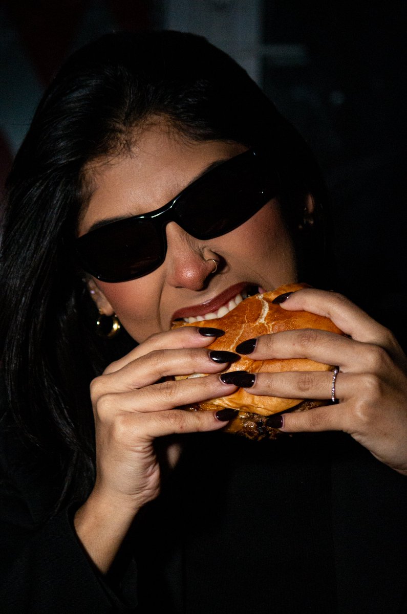 raspandomuebles's tweet photo. Nunca creí que terminaría de parrillero haciendo hamburguesas.

Quizá porque nunca lo planteé como ahora, que decidimos arrancar el 2026 con un proyecto bien definido: Hacer la mejor smash burger de Culiacán.

Es simple: Carne de verdad, Queso de verdad, para el hambre de verdad. https://t.co/f78FlT8J9j