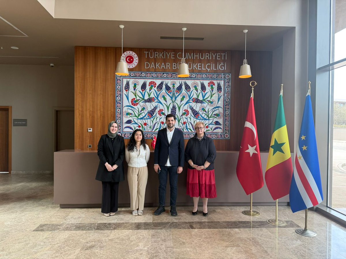 TC_DakarBE's tweet photo. Büyükelçi @NurSagman, DEİK Türkiye-Fildişi Sahili İş Konseyi Başkanı Vedat Ergünbaş ile bir görüşme gerçekleştirmiştir. Görüşmede Senegal’da iş ve yatırım imkanları ele alınmıştır. Ergünbaş, 6 Şubat depremleri anısına açılan taziye defterini de imzalamıştır. https://t.co/hUOJo1cQtg