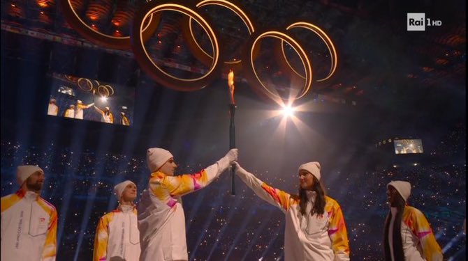 ninakreuz's tweet photo. Non c’era nessuno che meritava di portare la fiamma olimpica in questo momento della cerimonia più dei pallavolisti che ci hanno fatto così emozionare negli ultimi anni. Nessuno. #MilanoCortina2026 #OlimpiadiInvernali2026 #Olympics https://t.co/aDM0tUBCUJ