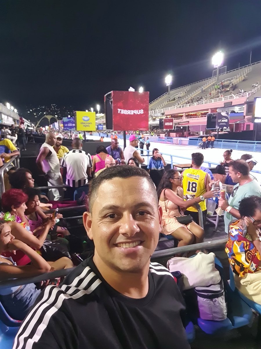 VHGO_19's tweet photo. Dia de assistir a Escola do coração @GRESMIPM ! Salve Mocidade! https://t.co/5rjc1vuzuh